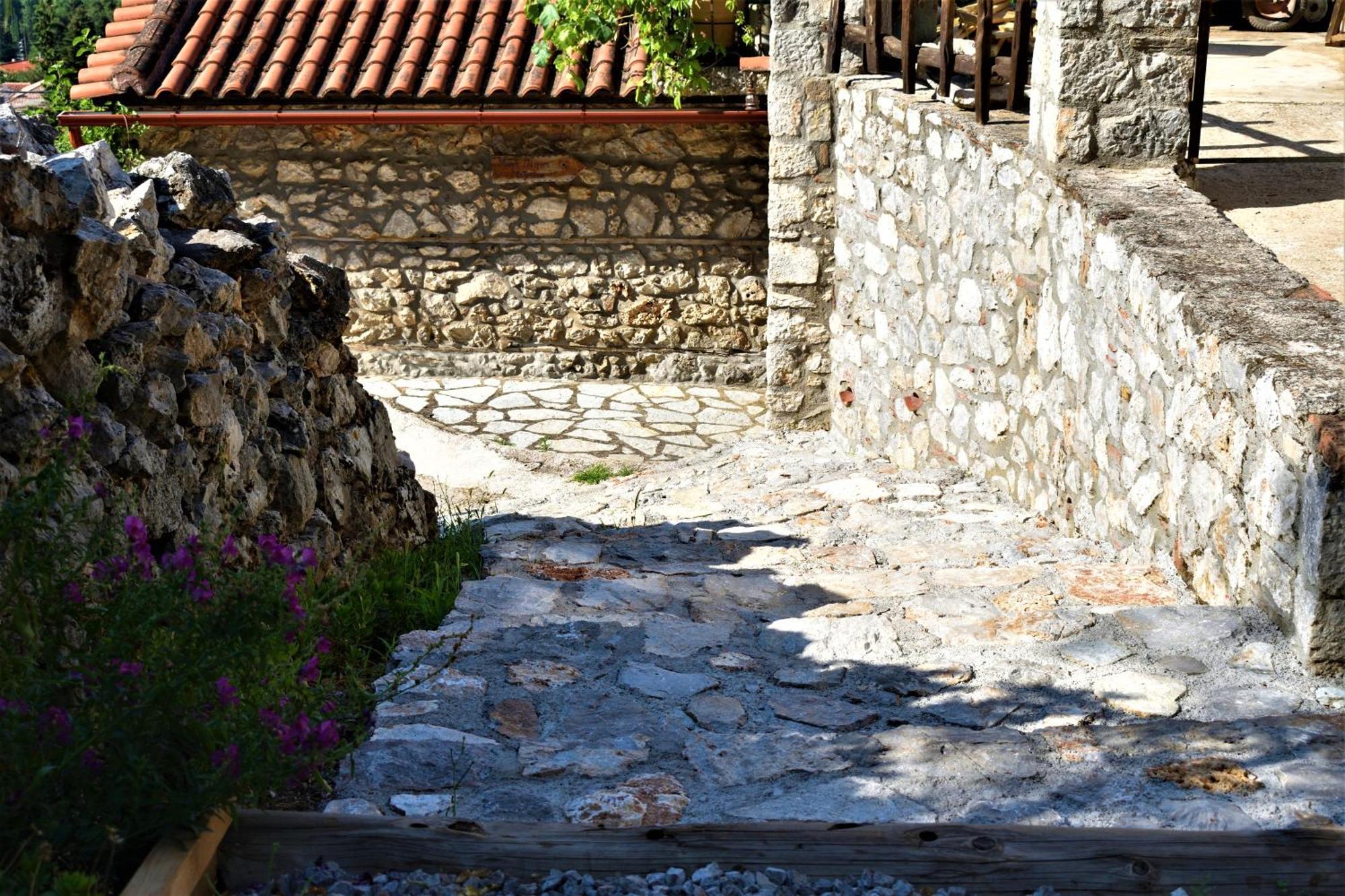 LílaiaΜικρή Πέτρινη Μεζονέτα 2别墅 外观 照片